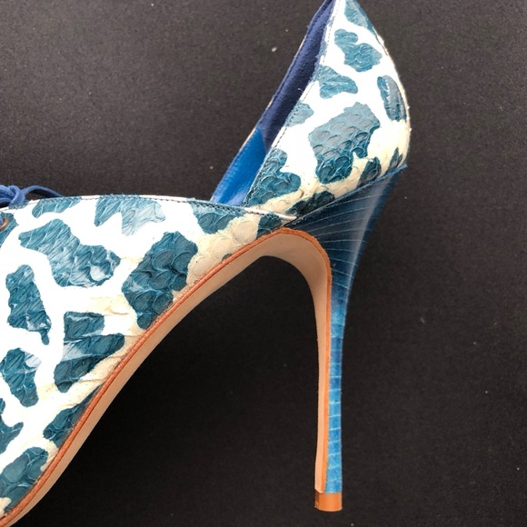 Manolo Blahnik Blue and White Giraffe Print Heels - Picture 3 of 5